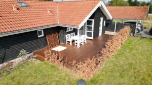 Terrasse med integreret terrasse